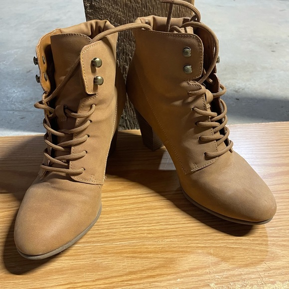 Tan heeled booties - Picture 2 of 2